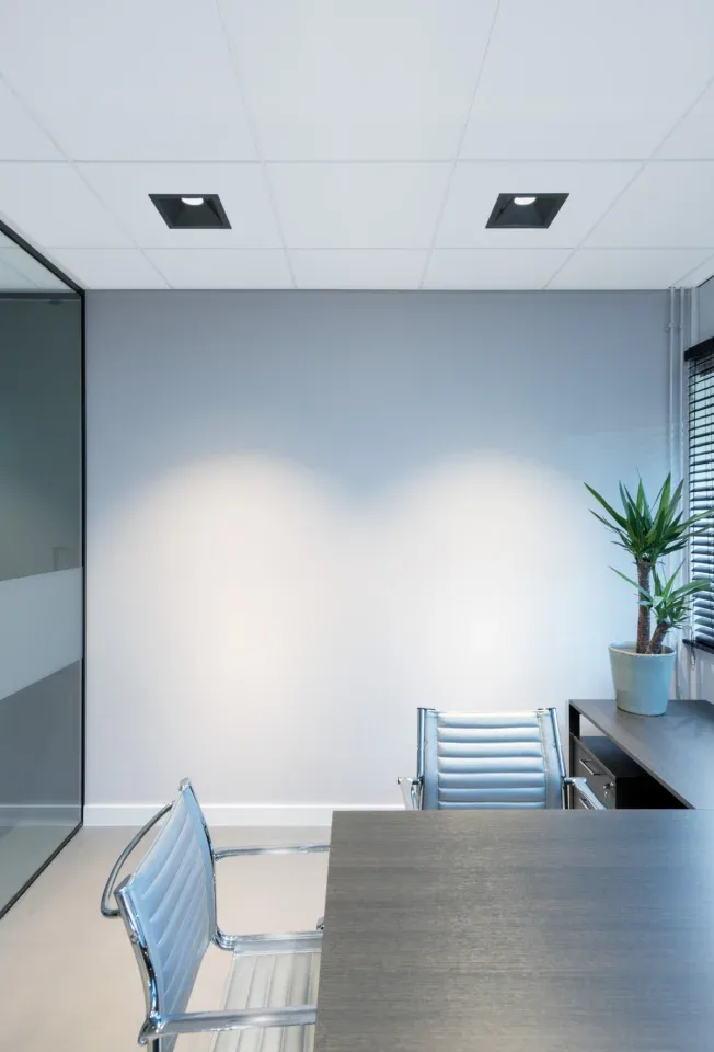 Kantoorverlichting met LED-panelen in systeemplafond